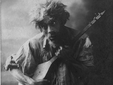 Bedros Mağakyan, Aleksandr Şirvanzade’nin Çar Voki [Kötü Ruh] adlı oyununda, ‘Kij [Deli] Taniel’ rolünde (1920)